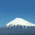 雪をかぶった富士山